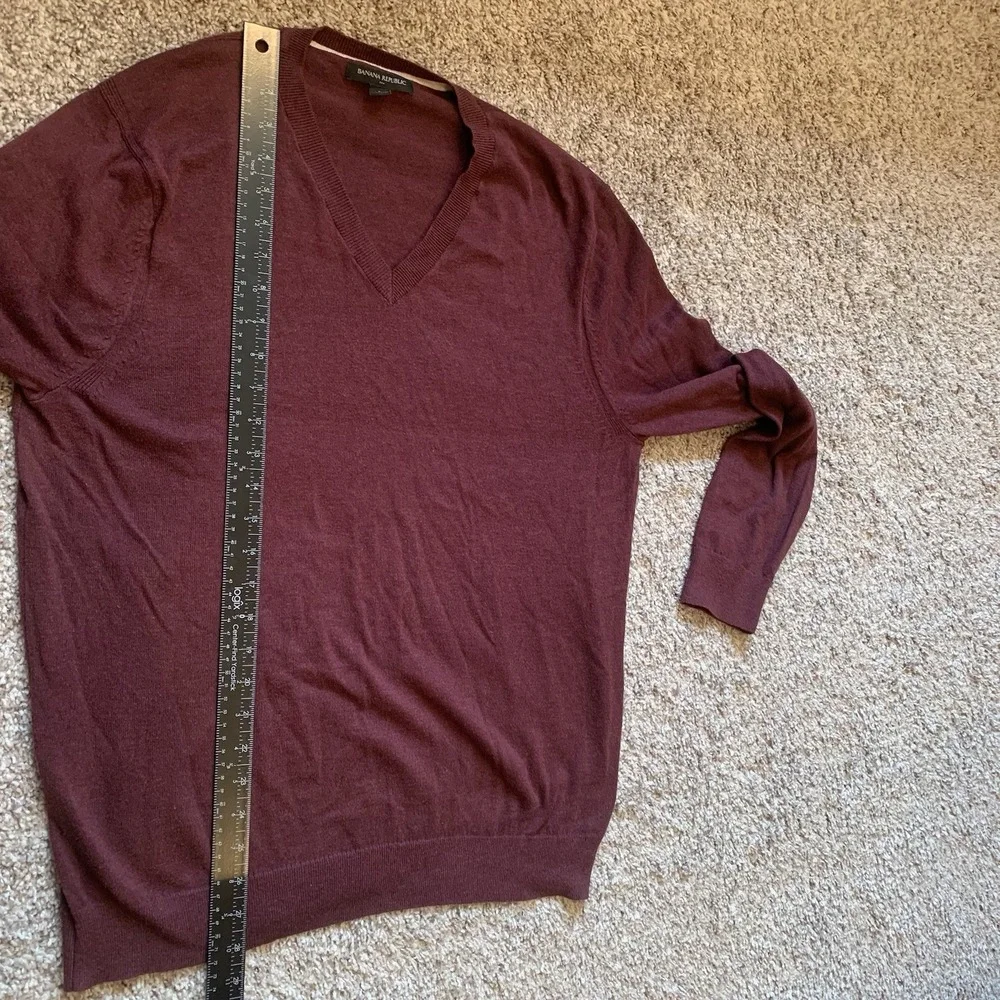 Banana Republic Sweater Men's‎ Size Large Red V-neck